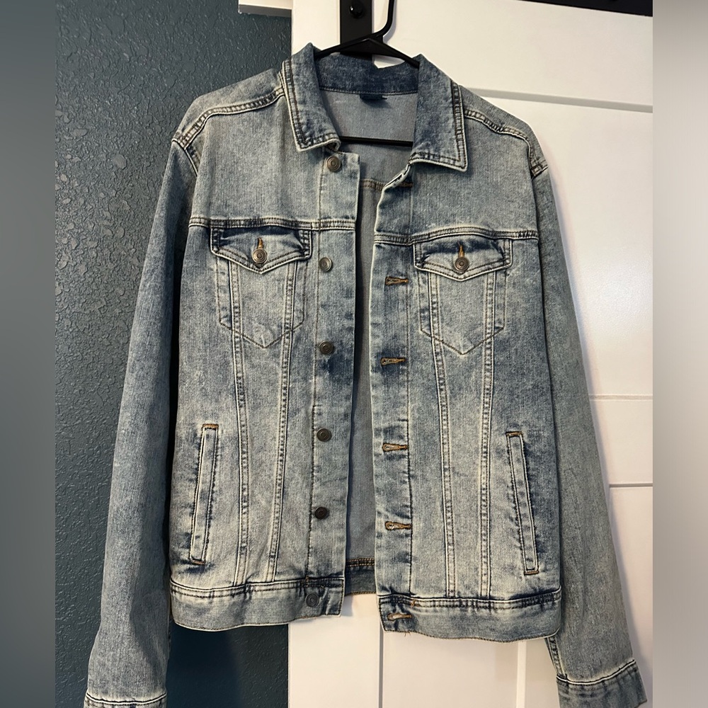 Jean jacket. Very comfortable. Size small men’s.
